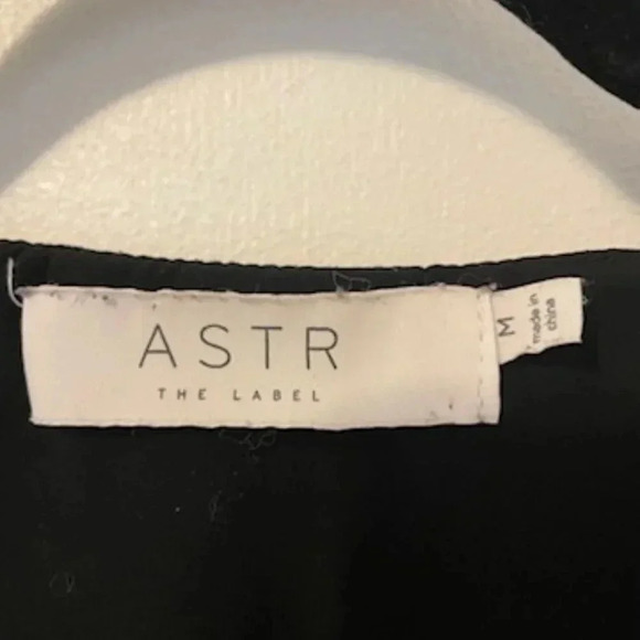 ASTR The Label Black Bubble Hem Puff Sleeve V Neck Top - Picture 5 of 6